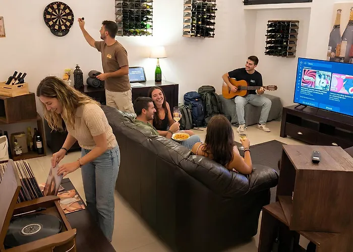 The Wine Cave, Cool & Spacious 2Br, Steps From Milano Centrale, Ideal For Large Groups And Families